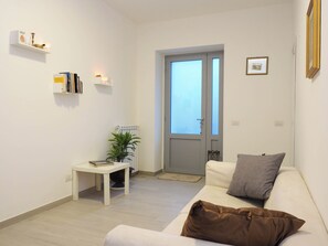 Habitación, balcón | Área de sala de estar