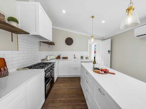 Microondas, horno, lavavajillas y cafetera y tetera 