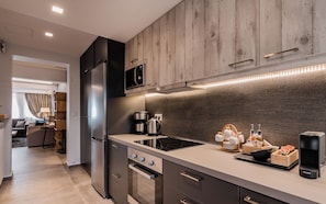 Fridge, microwave, oven, stovetop - Acropolis Luxury Living, Bill & John Apartments & Villas (Athens)