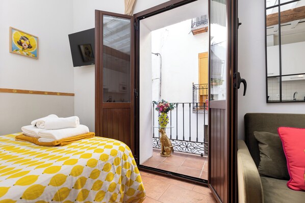 1 bedroom, iron/ironing board, Internet - Aurora (1st Left) (Granada)