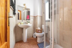 Sèche-cheveux, serviettes fournies, savon, papier toilette