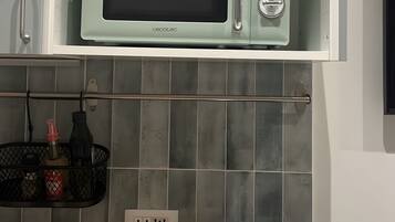 Kühlschrank, Mikrowelle, Herdplatte, Wasserkocher mit Kaffee-/Teezubehör