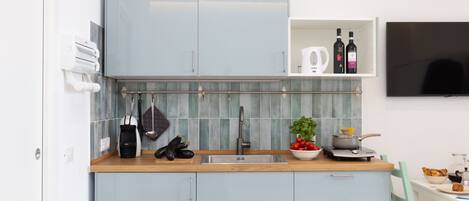 Refrigerador, microondas, placa de cocina, cafetera/tetera