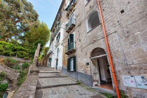 A narrow stone staircase leading to a building with multiple windows and an arched entrance. - Holiday Home 'Domus Mediterranea' with Wi-Fi and Air Conditioning (Sorrento)