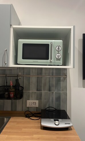 Réfrigérateur, micro-ondes, plaque de cuisson, cafetière/bouilloire