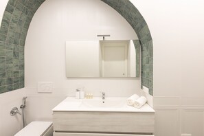 Douche, sèche-cheveux, serviettes fournies