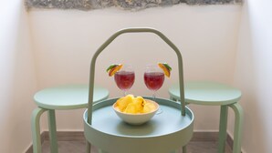 A small table with a bowl of chips and two glasses of red drink, each with a garnish, on a green chair. - Holiday Home 'Domus Mediterranea' with Wi-Fi and Air Conditioning (Sorrento)