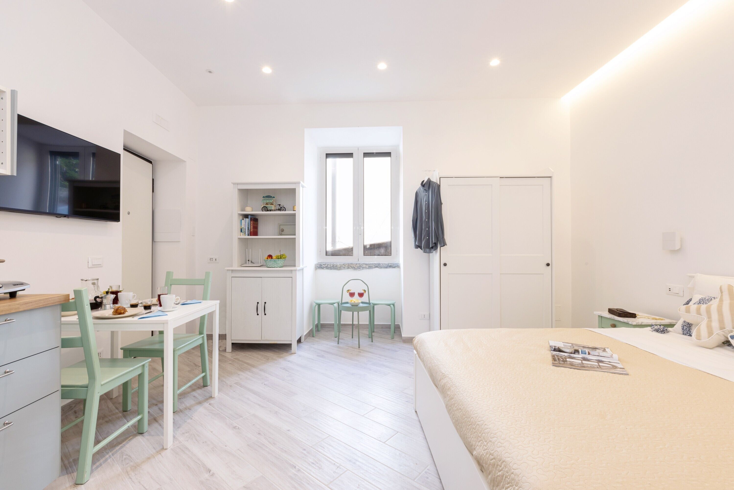 Iron/ironing board, WiFi, bed sheets