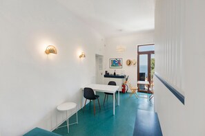 A modern interior with a dining area, a desk, and a view through a door. - Apartment 'Annabella' with Sea View, Wi-Fi and Air Conditioning (Sorrento)