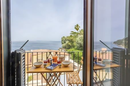 Dining. Apartment 'Annabella' with Sea View, Wi-Fi and Air Conditioning