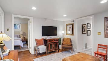 Ferros/tábuas de passar roupa, berço de viagem, Wi-Fi, roupa de cama