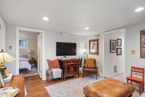 Ferros/tábuas de passar roupa, berço de viagem, Wi-Fi, roupa de cama