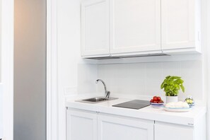 Refrigerador, microondas, parrilla de estufa y cafetera y tetera 