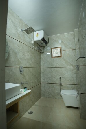 Singola Deluxe, balcone, vista collina | Bagno | Doccia, set di cortesia gratuito, asciugamani, sapone