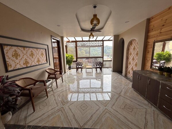 Unclassified image, 1 of 6, button