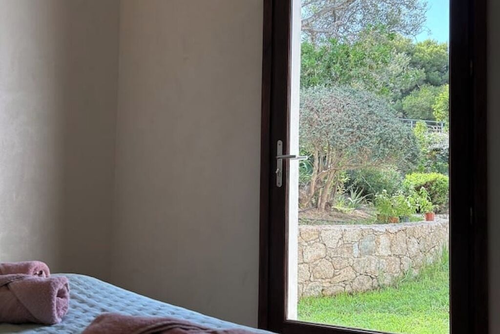 4 bedrooms, iron/ironing board, internet, bed sheets