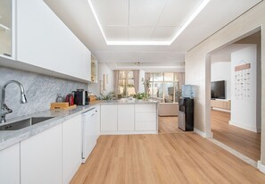Fridge, oven, coffee/tea maker, electric kettle - 3 Bed Villa in Al Furjan with Private Pool and Gym (Dubai)
