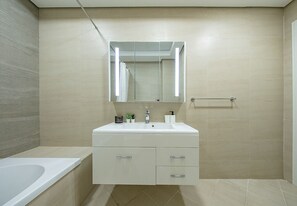 Shower, hair dryer, bidet, towels - 3 Bed Villa in Al Furjan with Private Pool and Gym (Dubai)