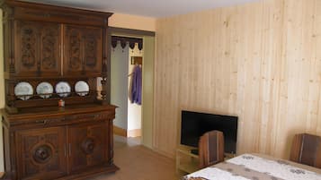 8 bedrooms, iron/ironing board