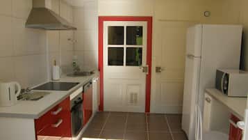 Kylskåp, mikrovågsugn, ugn och spishäll