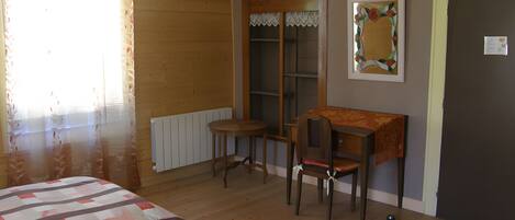 8 Schlafzimmer, Bügeleisen/Bügelbrett