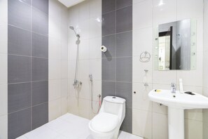 Standard-Doppelzimmer, Küche | Badezimmer | Dusche, Hausschuhe, Handtücher, Seife