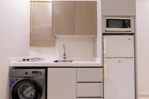 Réfrigérateur, four à micro-ondes, surface de cuisson