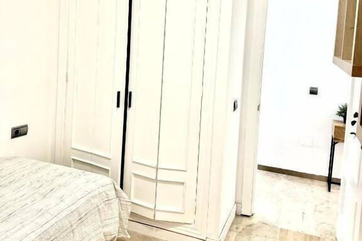 Eenpersoonskamer, uitzicht op binnenplaats