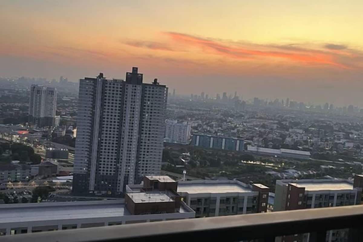 Un paisaje urbano con rascacielos y un atardecer.