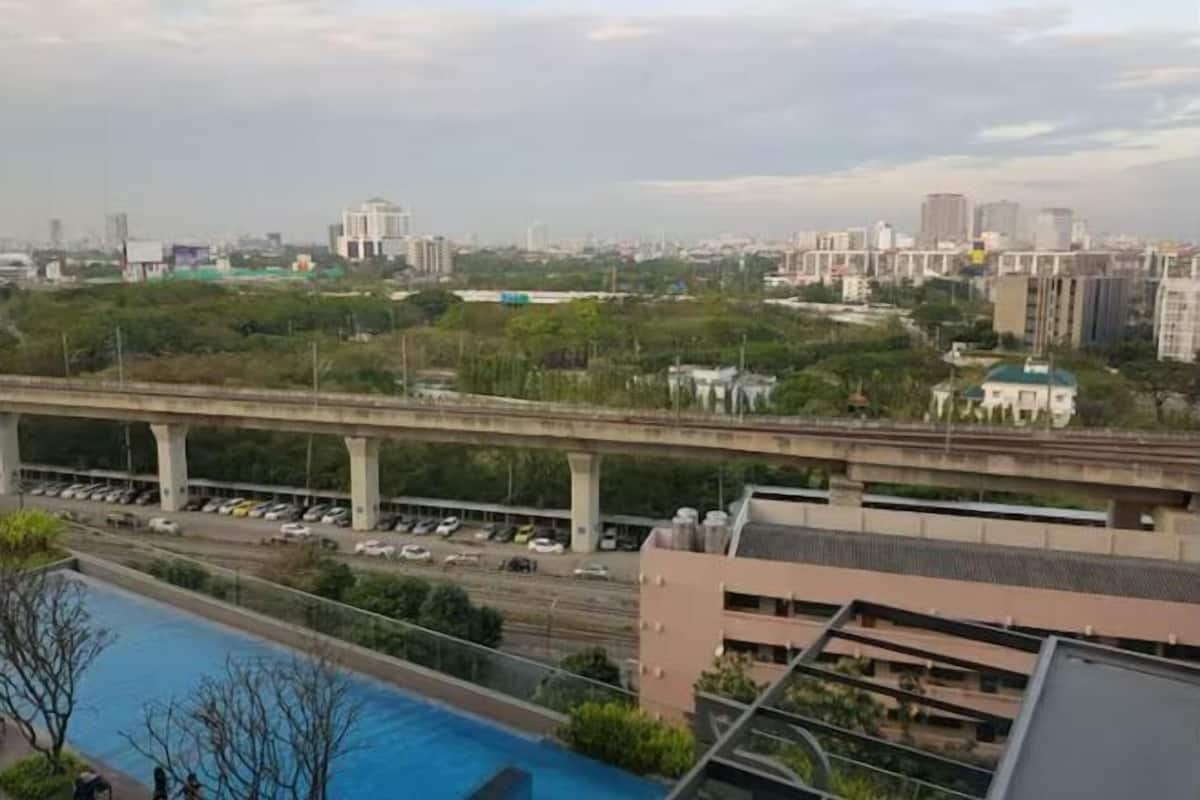 Vista de un paisaje urbano con un puente, una piscina y edificios.