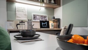 Uma cozinha com cafeteira, uma tigela de frutas e um letreiro que diz 'VOCÊ É MINHA PESSOA FAVORITA'.