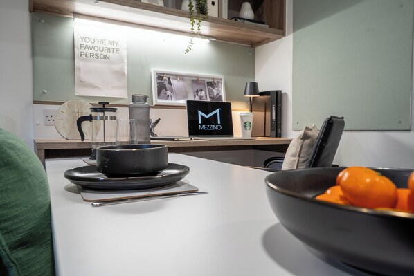 Eine Küche mit Kaffeemaschine, Obstschale und einem Schild mit der Aufschrift 'YOU'RE MY FAVOURITE PERSON'.