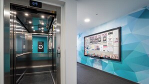 Um elevador com uma placa indicando o caminho para o andar térreo.