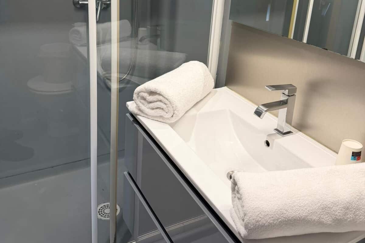 Serviettes fournies, savon, shampoing, papier toilette