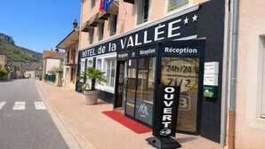 A hotel named HOTEL de la VALLEE with reception areas and a sign indicating 24-hour service. - Hôtel de la Vallée (Ornans)