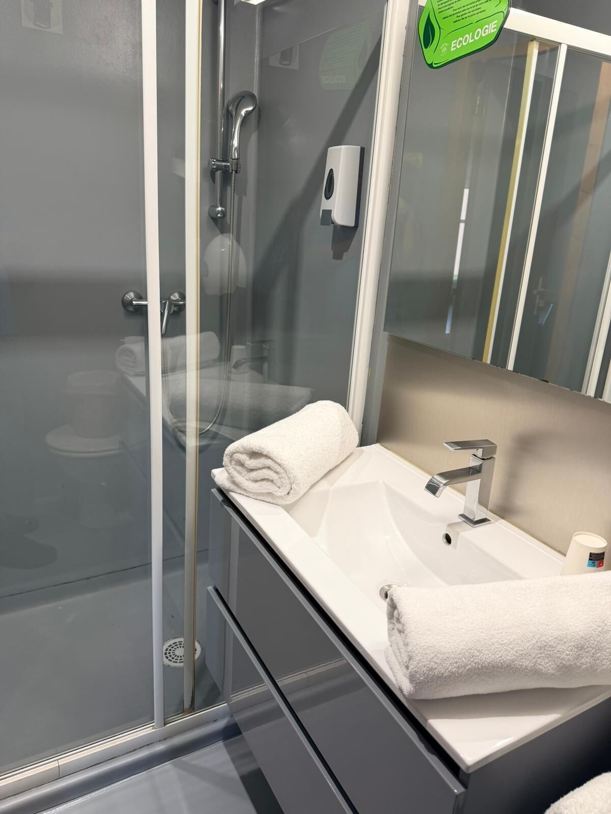 Serviettes fournies, savon, shampoing, papier toilette