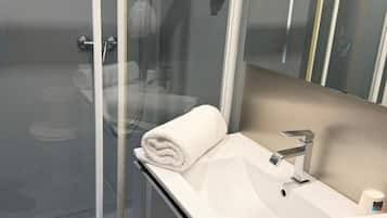 Serviettes fournies, savon, shampoing, papier toilette