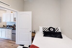 2 habitaciones, tabla de planchar con plancha, wifi y ropa de cama 