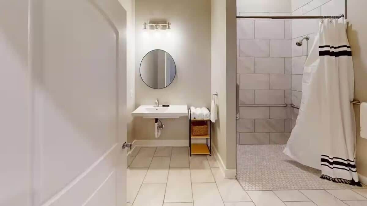 Dusche, Haartrockner, Handtücher, Shampoo