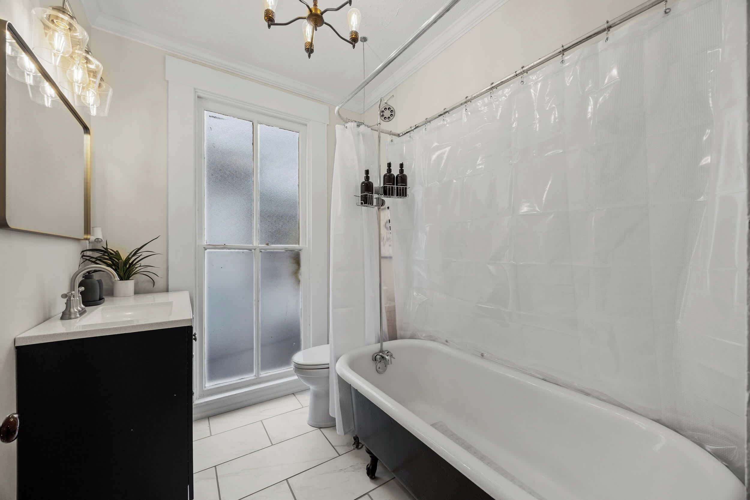 Regadera, secadora de cabello, toallas, shampoo 