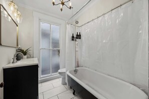 Regadera, secadora de cabello, toallas, shampoo 