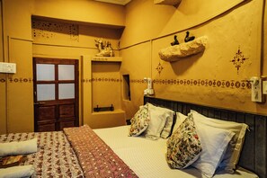 Une pièce comprenant un lit, une porte en bois, une étagère avec des objets décoratifs et un mur recouvert de carreaux à motifs.