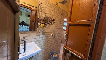 Rom | Bad | Toalettartikler (inkludert), såpe, sjampo og toalettpapir