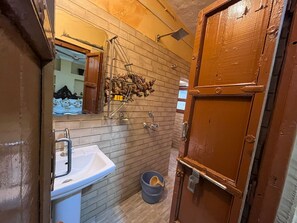 Habitación | Baño | Artículos de higiene personal gratuitos, jabón, champú y papel higiénico