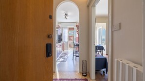 Un pasillo que conduce a un comedor con vistas al balcón.