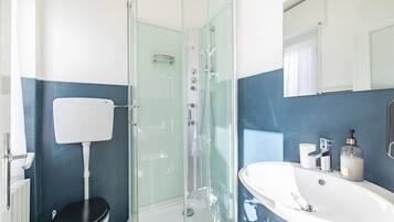 Doccia, asciugacapelli, bidet, asciugamani