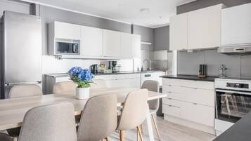 Lemari es, microwave, oven, dan kompor