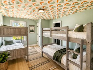 7 bedrooms, desk, iron/ironing board, WiFi