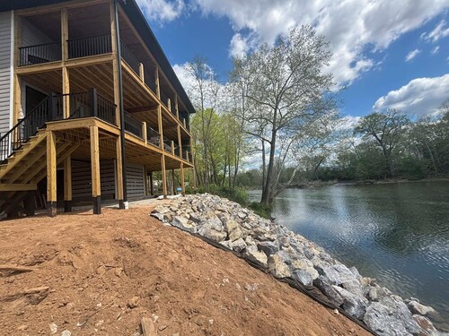 Luxury 7BR Riverfront-Sleeps Large Groups Hottub