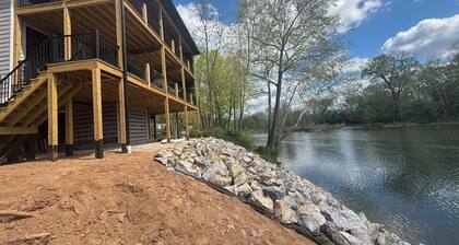 Luxury 7BR Riverfront-Sleeps Large Groups Hottub